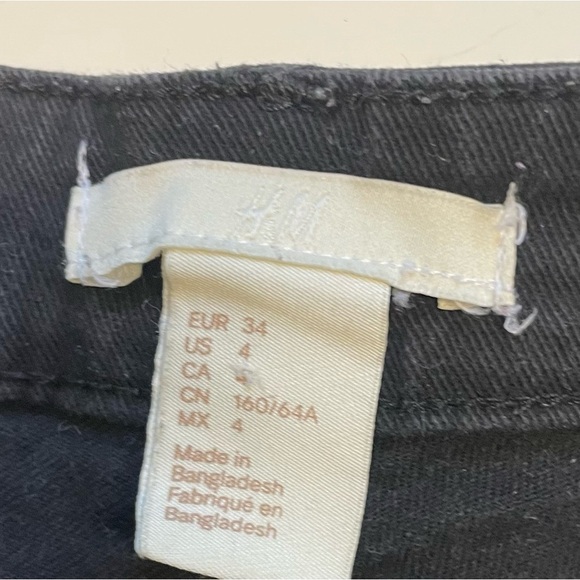H&M black mini shorts 5 pocket zip fly cotton blend washed denim women’s size 4 - Picture 6 of 7